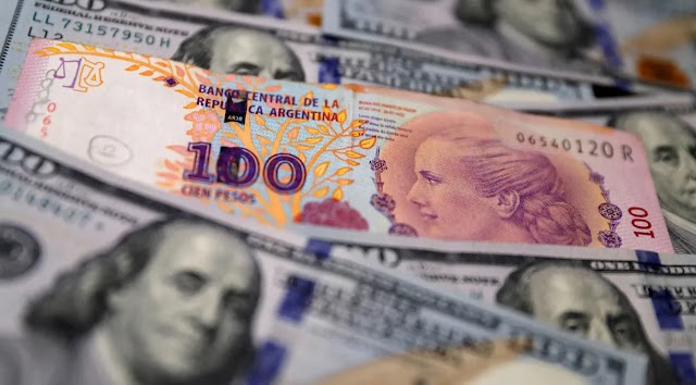 Dólar paralelo bate recorde na Argentina e cotação passa de 1.000 pesos