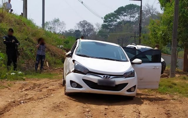 Ouro Preto: veículo tem pneu atingido por tiro e capota após condutora achar que abordagem policial era assalto