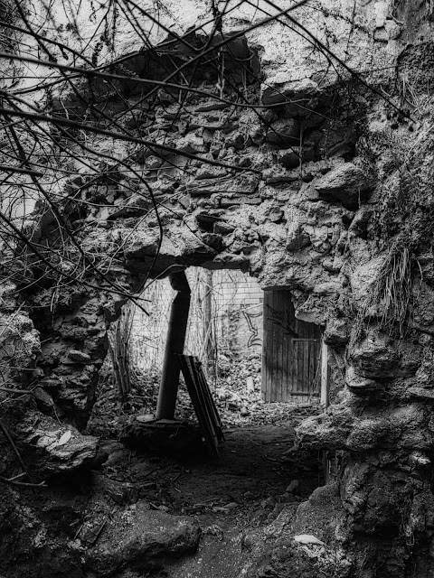 jiemve, le temps d'une pose, urbex, vieux village, Goussainville, maison abandonnée, maison murée, passage, mur troué