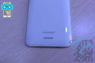 Coolpad Max Lite - logo Coolpad dan lubang speaker di belakang