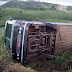 Sudoeste baiano: Ônibus que seguia para Conquista tomba na perigosa estrada de Potiraguá, vídeo.