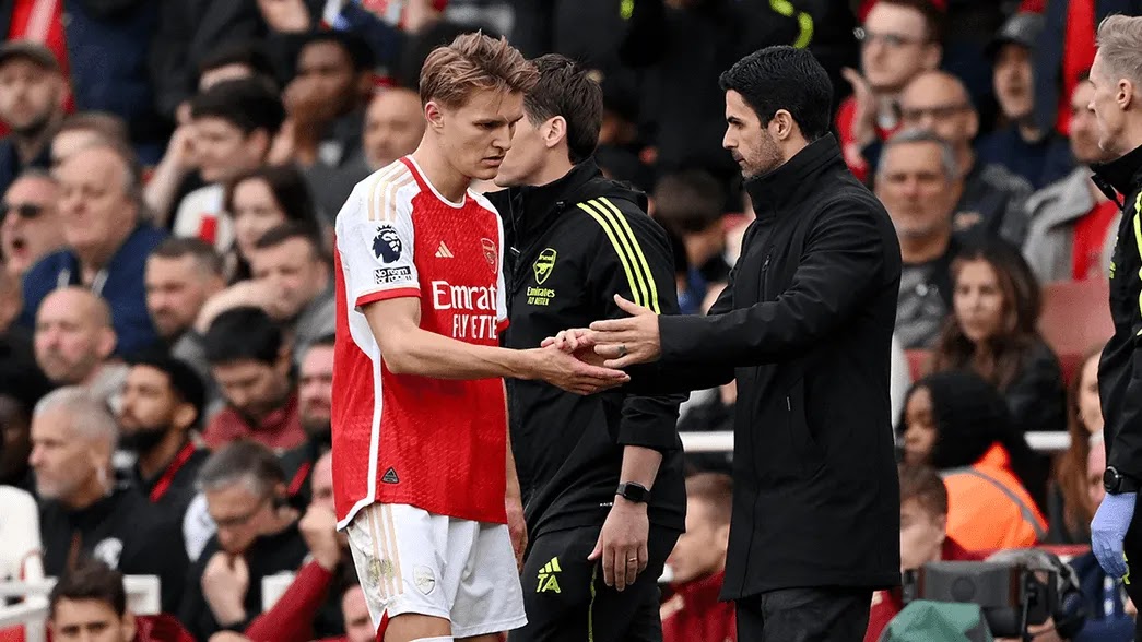 Arsenal manager, Mikel Arteta, with his player