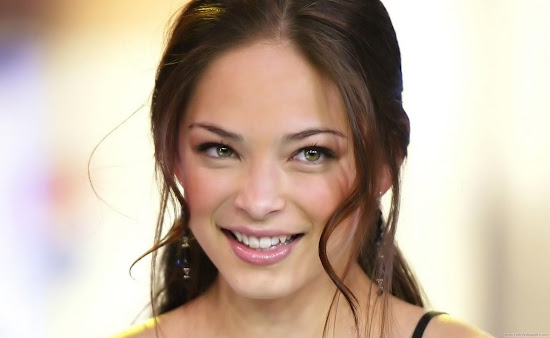 Actress Kristin Kreuk HQ Wallpaper-1440x1280