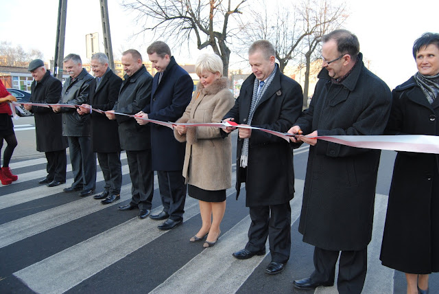 przecinanie wstęgi przez wielu ludzi jednocześnie- oddanie do użytku drogi