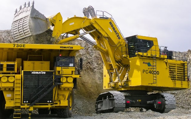 gambar truk bego Komatsu PC4000.