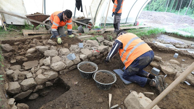 Οι ανασκαφείς αποκαλύπτουν τμήματα ενός ρωμαϊκού τείχους στον αρχαιολογικό χώρο Cham-Äbnetwald. [Credit: ADA Zug, David Jecker]