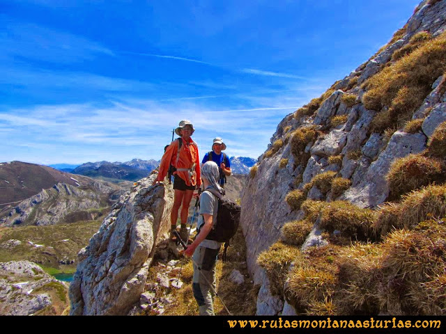 Ruta Farrapona, Albos, Calabazosa: Subiendo por la arista norte del Albo Occidental, zona que necesita tirar algo de manos