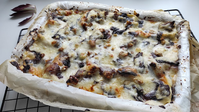 foto di teglia di lasagne con radicchio stufato e gorgonzola e besciamella gratinata