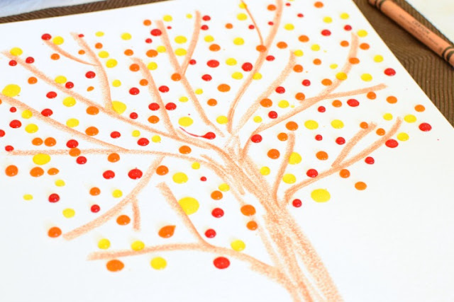 Eye Dropper Fall Tree Craft- develop fine motor skills with this beautiful autumn activity for preschool, kindergarten, or elementary.