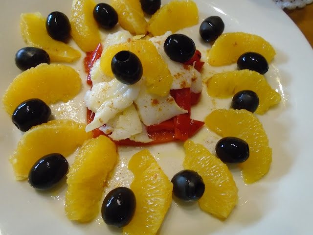 ensalada de bacalao con naranjas sobre cama de pimientos de piquillo