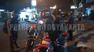 Antisipasi Gangguan Kamtibmas, Polisi Lakukan Pemeriksaan Pengendara Motor Mencurigakan