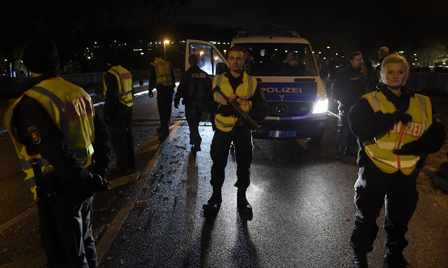 Foto de Polícias junto ao estádio de Hanôver - Foto - ODD ANDERSEN/AFP