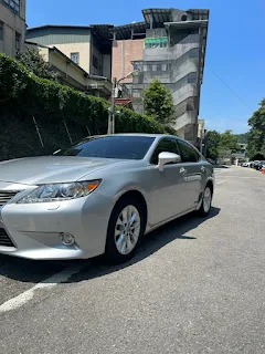 2013 Lexus ES300h到府收購故事分享： 施先生有一台銀色 Lexus 2013 ES300h 跑 19萬公里 ，在 2014年左右前保桿有出險過 、右後門和後葉子板有一條擦傷 。另外通常這種油電的車種我們都會問大電池有沒有換過以及哪時候更換 。施先生有提供詳細工單有更換過的證明 ，所以我們就直接和施先生預約到府估車 。    實際估車之後 ，除了里程高 、前保桿有換過以及右後方擦傷 ，但以這個年份和里程來說也算可以接受了。所以我們評估一下 ，給了施先生一個還不錯的價格 ，他就決定賣車給我們了 。  也因為配合他新車的交期 ，所以我們等了一周多才跟他取車 。施先生本來也想請新車業務處理，但和我們的二手車收購價格有明顯的價差 ，不如多花點時間Line我們拿到更多的錢 。  也謝謝施先生割愛給我們這台 Lexus ES300h，真的超級省油的 ，大電池也已經換過 !相當適合務實的朋友們 。