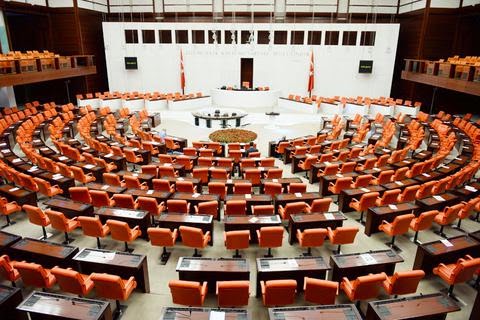 Ξύλο στην Βουλή των Σκοπίων μεταξύ Αλβανών βουλευτών