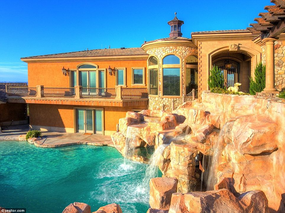 Spectacular mansion in the Nevada desert comes with its own backyard WATER PARK  dailyoffbeatnews