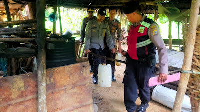 Polres Tolitoli,Sita Ratusan Liter Cap Tikus Dan Saguer Pahit Di Dua Desa Di ToliToli.