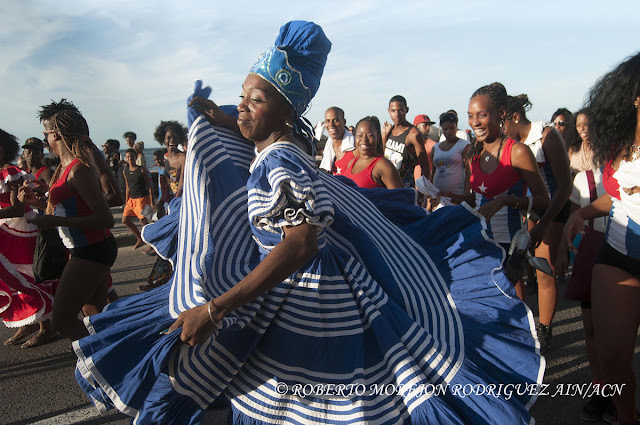 Pasacalles en el marco del XVI Festival Internacional de Teatro de La Habana, realizado en el Malecón de la capital de Cuba, el 25 de octubre de 2015.