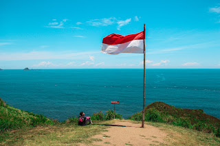 Gambar anak kecil dan bendera Indonesia