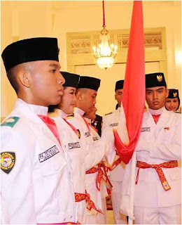 CAKRAWALA: Pengibar Bendera Pusaka