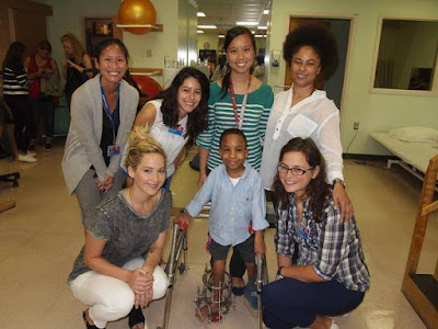 Jennifer Lawrence visit a children's hospital