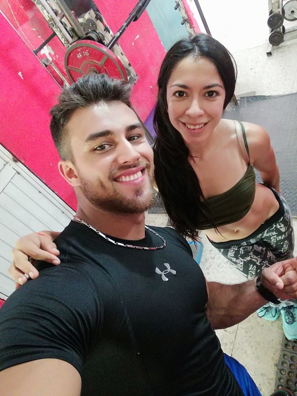 instructor de gym y su novia