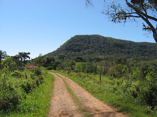 A direita, o Morro Agudo