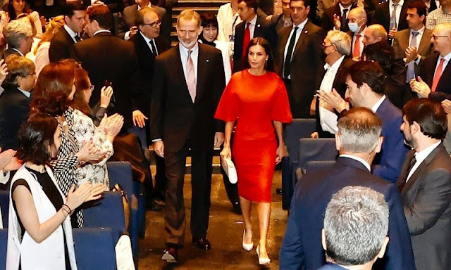 Queen Letizia wore an orange midi dress from Carolina Herrera. Carolina Herrera Fall Winter 2014 collection. Magrit pumps
