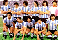 SELECCIÓN DE ARGENTINA. Temporada 1978-79. Passarella, Houseman, Olguín, Hugo Villaverde, Tarantini y Fillol. Gallego, Barbas, Luque, Maradona y José Valencia. SELECCIÓN DE ITALIA 2 🆚 SELECCIÓN DE ARGENTINA 2 Viernes 25/05/1979, 19:00 horas. Partido internacional amistoso. Roma, Italia, estadio Olímpico: 59.834 espectadores. GOLES: ⚽0-1: 7’, José Daniel Valencia. ⚽1-1: 25’, Franco Causio. ⚽2-1: 55’, Paolo Rossi. ⚽2-2: 56’, Daniel Passarella, de penalti.