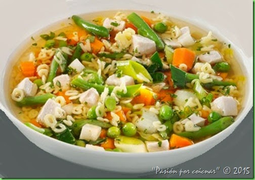 Sopa noodles con pollo y verduras