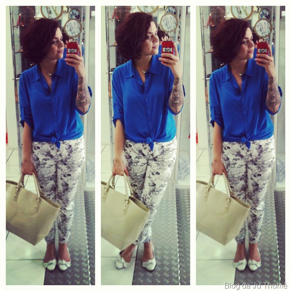 look calça estampada floral, camisa azul e maxi bolsa look calça estampada floral, camisa azul e maxi bolsa