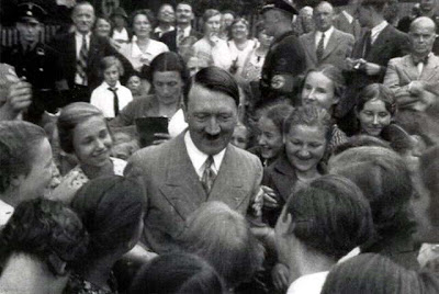 Foto Sisi Baik Hitler Yang tidak Dipublikasikan