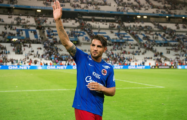 Andy Delort saluant les supporters à Marseille lors de OM-Caen