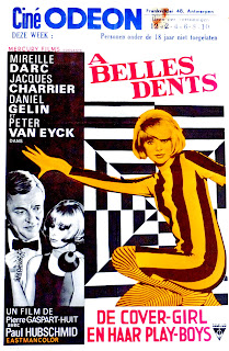 À BELLES DENTS / DE COVER-GIRL EN HAAR PLAY-BOYS. Window Card. Bélgica.  À belles dents. 1966. Francia, Alemania. Dirección: Pierre Gaspard-Huit. Reparto: Mireille Darc, Jacques Charrier, Daniel Gélin, Peter van Eyck, Paul Hubschmid, Thilda Tamar, Maurice Garrel, Robert Le Beal.