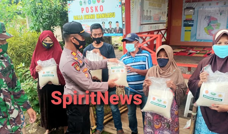 Polri Peduli Covid-19, Kapolsek Marbo Bagikan Beras Bantuan Polri Kepada Warga Miskin