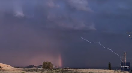 H τέλεια καταιγίδα με το ουράνιο τόξο να ξεπροβάλει μέσα από κεραυνούς (Βίντεο)