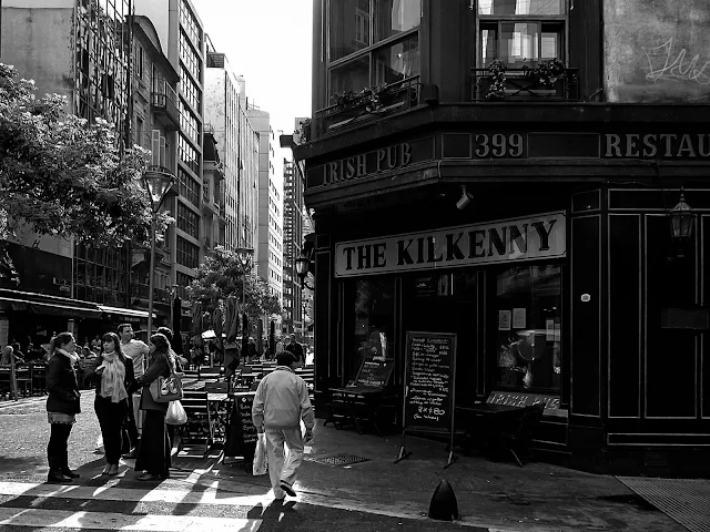 Blanco y negro.Gente en la esquina de Reconquista 1000 Buenos Aires