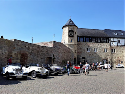 Participantes do encontro de MP Lafer visitam o Castelo Waldeck.