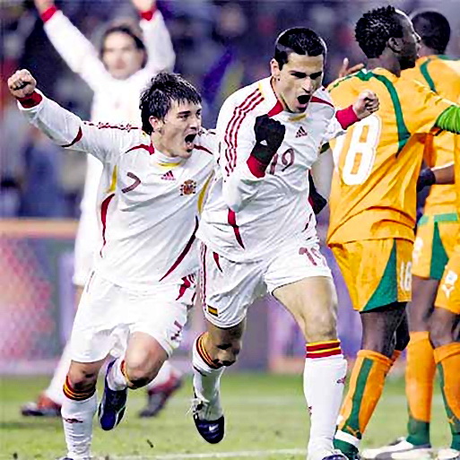 David Villa y Juanito celebran el gol que daba la victoria a España ya en las postrimerías del partido. SELECCIÓN DE ESPAÑA 3 SELECCIÓN DE COSTA DE MARFIL 2. Miercoles, 01/03/2006, 22:00 horas. Partido internacional amistoso. Valladolid, España, estadio José Zorrilla: 20.249 espectadores. Árbitro: Pasquale Rodomonti (Italia); asistentes: Consolo y D’Agostini (Italia). GOLES: 0-1: 12’, Kader Keita. 1-1: 22’, David Villa. 1-2: Bonaventure Kalou. 2-2: 72’, Reyes. 3-2: 85’, Juanito.