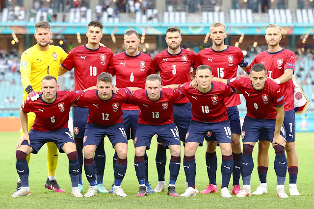 SELECCIÓN DE REPÚBLICA CHECA. Temporada 2020-21. Tomáš Vaclík, Patrik Schick, Tomáš Kalas, Ondřej Čelůstka, Tomáš Souček, Antonín Barák. Vladimír Coufal, Lukáš Masopust, Petr Ševčík, Jan Bořil, Tomáš Holeš. SELECCIÓN DE DINAMARCA 2 SELECCIÓN DE REPÚBLICA CHECA 1. 03/07/2021. Eurocopa 2020, 16ª edición, cuartos de final. Bakú, Azerbaiyán, estadio Olímpico. GOLES: 1-0: 5’, Delaney. 2-0: 42’, Dolberg. 2-1: 49’, Schick.