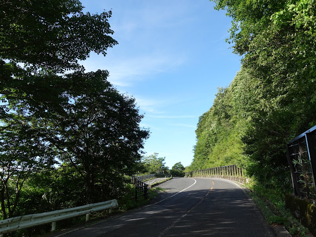 烏ヶ山登山道の登り口に駐車すると向こうに展望駐車場が有りました