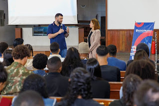 Secretário Municipal de Trabalho, Lucas Guimarães, com a juíza Vania Mara: a formação é essencial para melhorar a oportunidade dos jovens no mundo do trabalho