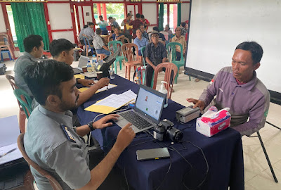 Program Jemput Bola Kantor Imigrasi Putussibau Direspon Antusias oleh Warga Perbatasan