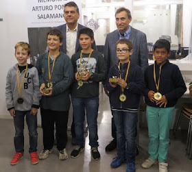 Javier Ochoa y Eduardo Pomar con los participantes en el Sub-10 del I Memorial Arturo Pomar Salamanca