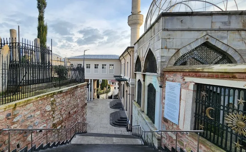 Aziz Mahmud Hüdayi Hazretleri Türbesi ve Camii Her gün Binlerce Kişi Tarafından Ziyaret Ediliyor