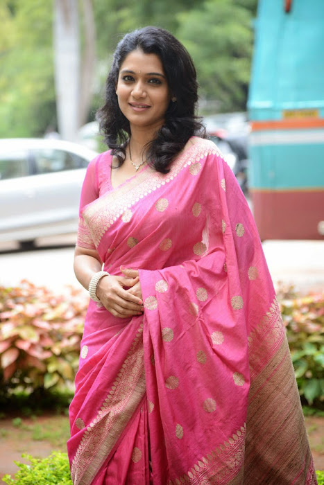 urmila gorgeous looking shoot in pink saree actress pics