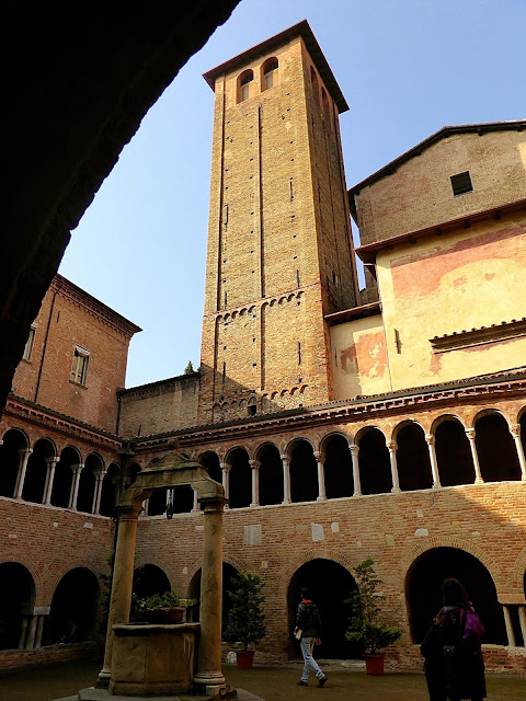 chiesa-di-santo-stefano-chiostro medievale-bologna