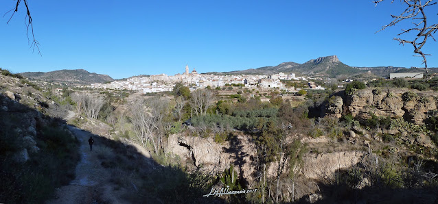 La localidad de Chelva y el Pico del Remédio