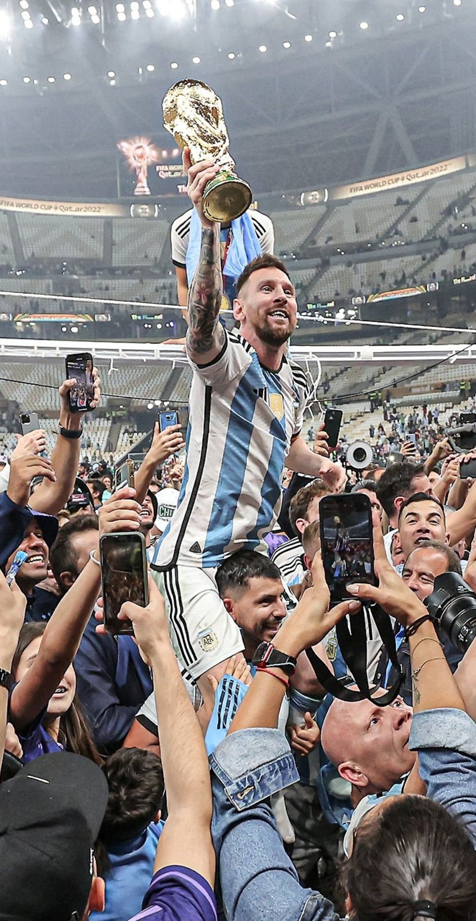 خلفية ميسي فخمه وروعة وهو يرفع كأس العالم مع منتخب الارجنتين