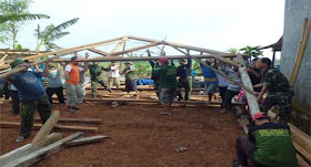 Koramil Bersama Masyarakat Rehab Rumah Korban Putting Beliung