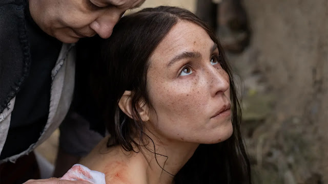 Noomi Rapace em cena de ‘Você Não Estará Só’, terror exibido em Sundance